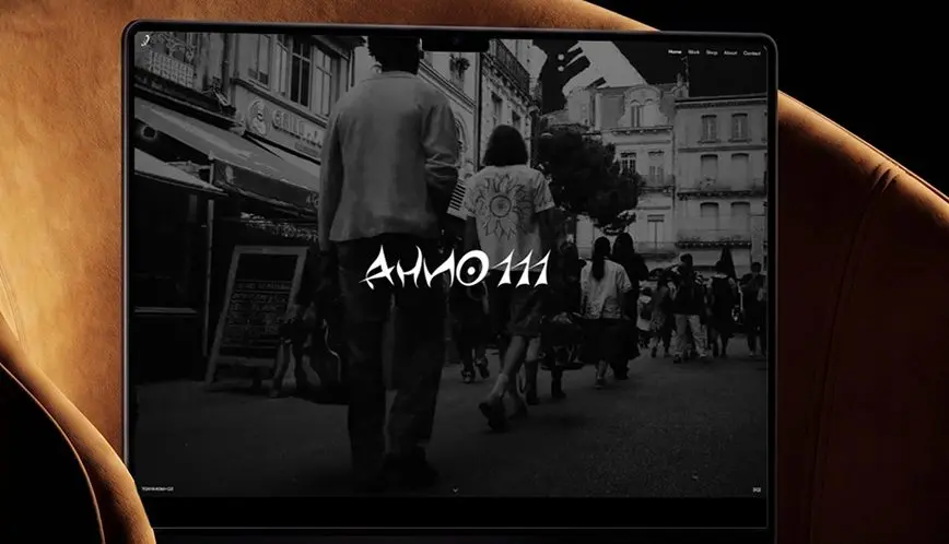 Le site Ahno111 sur un ordinateur portable : une rue en noir et blanc et le logo Ahno111.