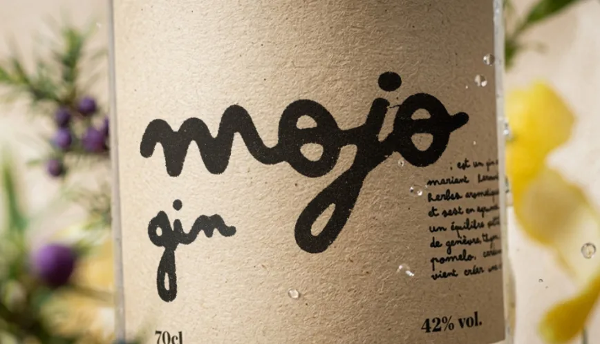 L'étiquette en papier kraft du gin Mojo, lettrage noir tracé à la main.