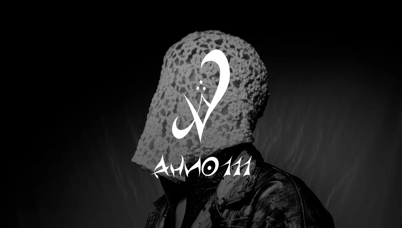 Un modèle au visage couvert d'une cagoule en crochet, en noir et blanc, sous le logo Ahno111.