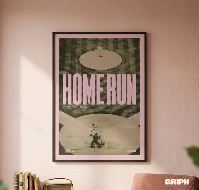 L'affiche Home Run encadrée dans un salon rose.