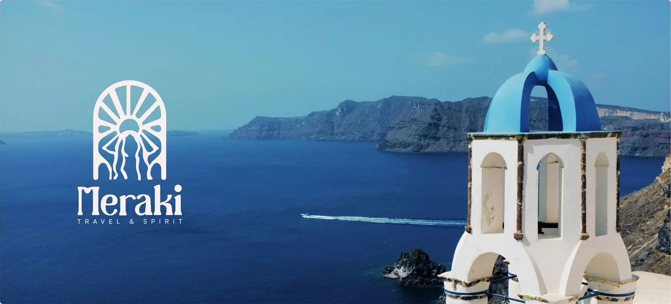 Le logo Meraki « Travel & Spirit » sur la mer Égée, face à un clocher bleu et blanc de Santorin.