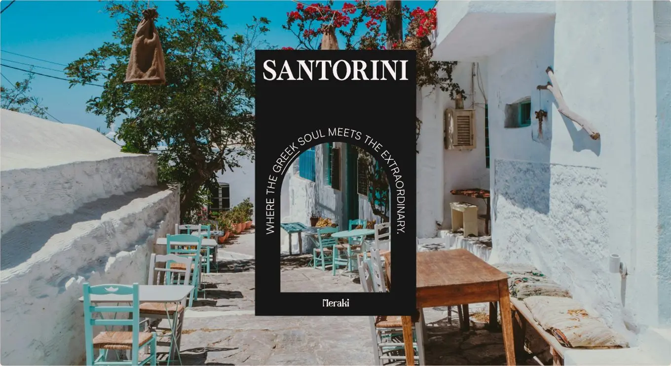 Affiche Meraki « Santorini » dans une ruelle blanche aux chaises turquoise.