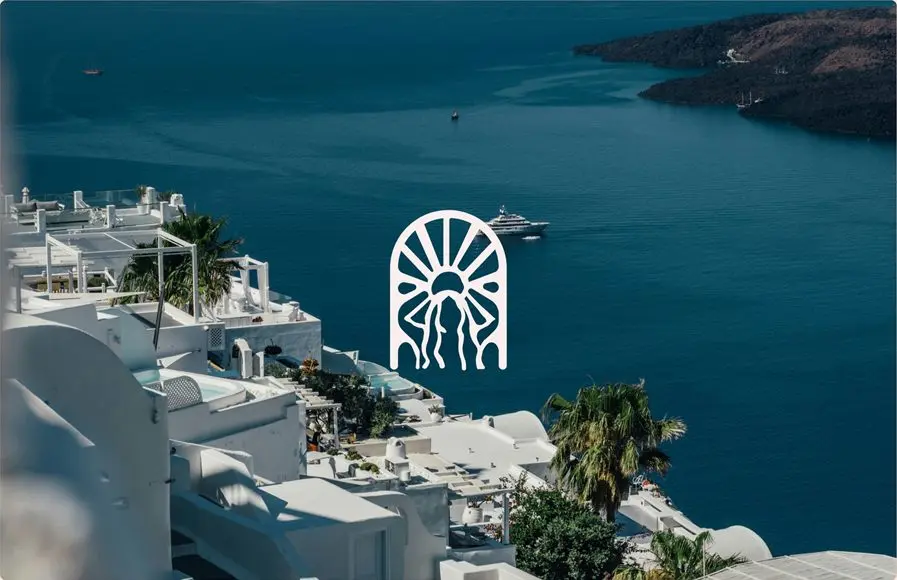 L'emblème Meraki au-dessus d'un village blanc de Santorin et de la mer.