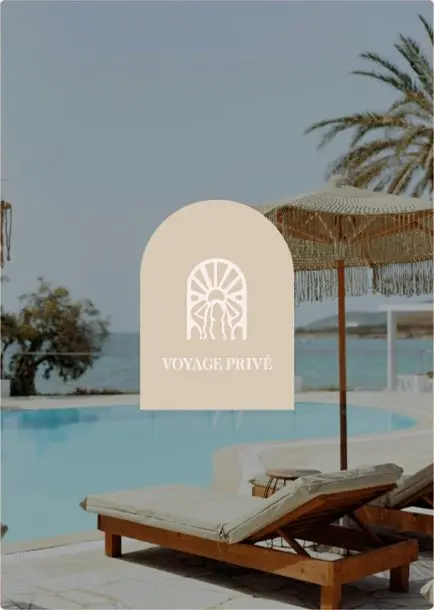 Enseigne Meraki « Voyage privé » au bord d'une piscine.